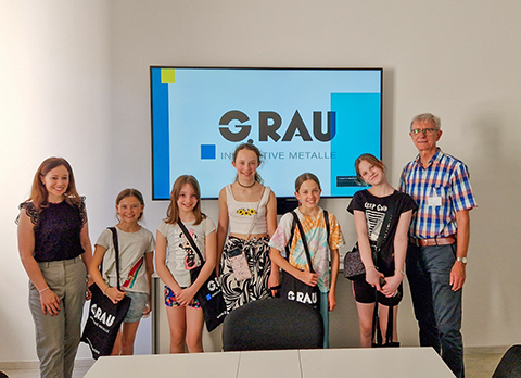 v.l.n.r.: Josephine Schmalz (G.RAU GmbH & Co. KG), die Teilnehmerinnen des Girls‘ Digital Camps am Jugendforschungszentrum Pforzheim-Enzkreis und AG-Leiter Thomas Petri 